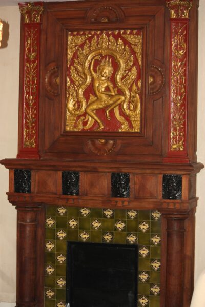 Cheminée en chêne néo-Renaissance et Art Khmer