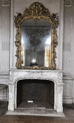 Grand miroir et cheminée monumentale
