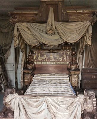 « Lit dit Rhamsésien » en noyer massif ciré