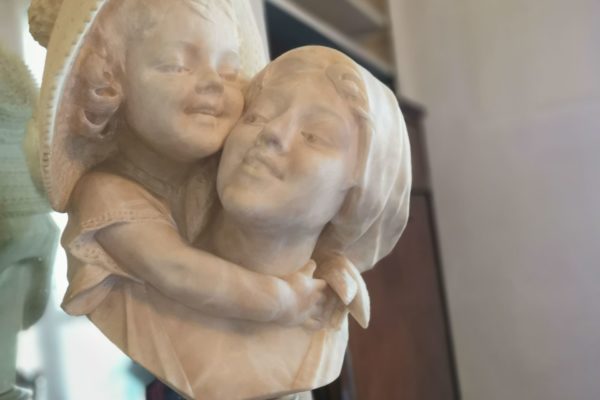 Statue ancienne mère fille