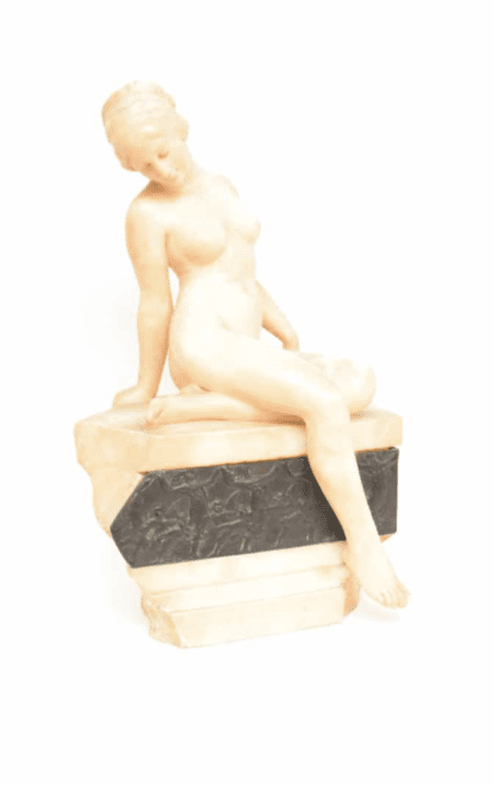 Femme Nue Assise sur un rocher